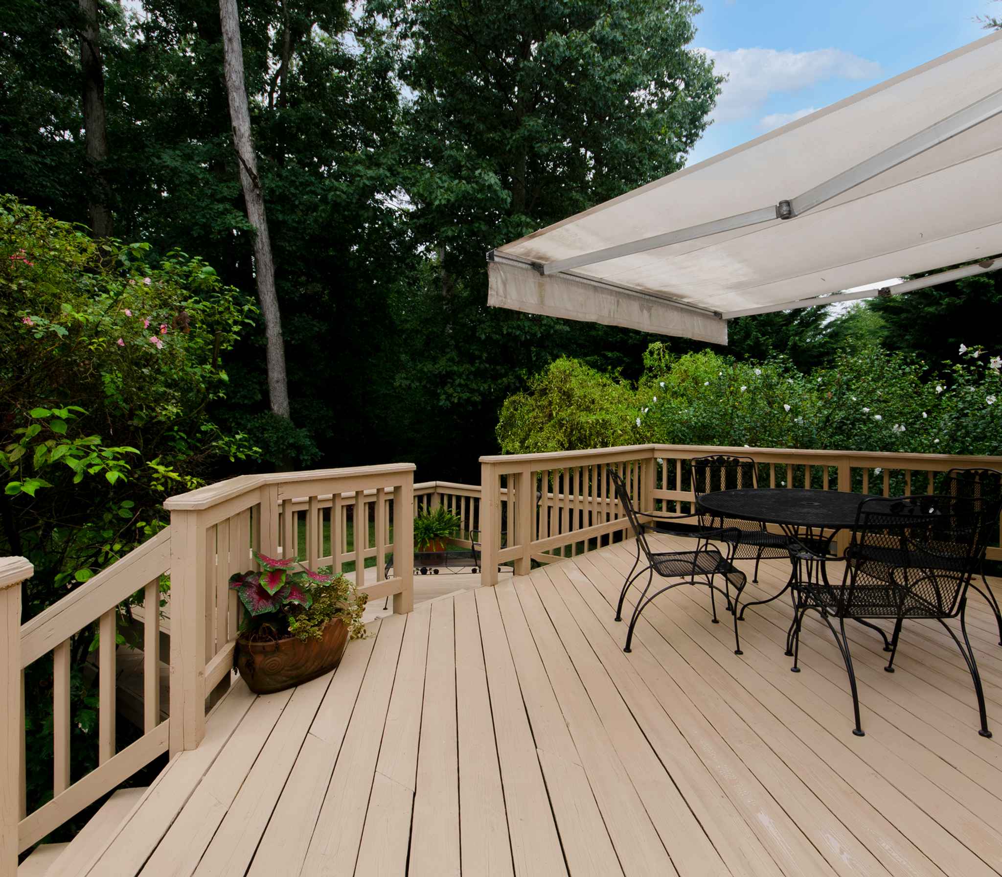 outdoor picture of welded balcony railing
